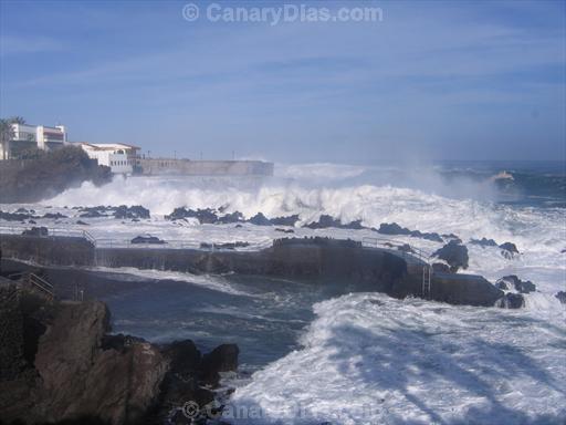 Big waves in Puerto de la Cruz