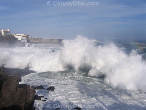 Big waves in Puerto de la Cruz