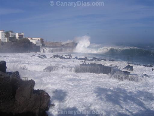 Big waves in Puerto de la Cruz