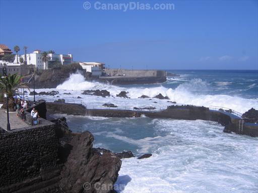 Big waves in Puerto de la Cruz