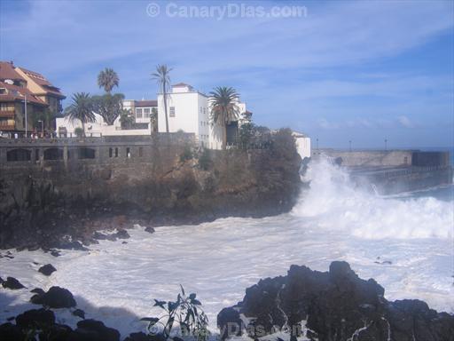 Big waves in Puerto de la Cruz