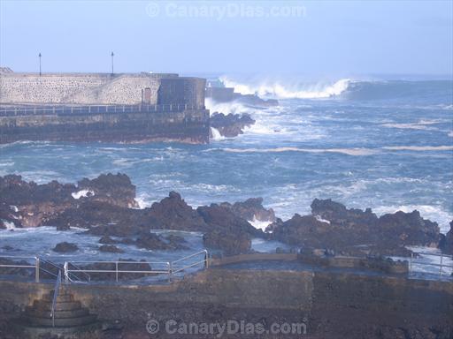 Big waves in Puerto de la Cruz