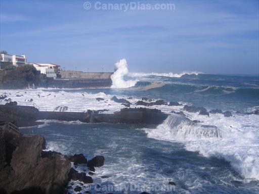 Big waves in Puerto de la Cruz