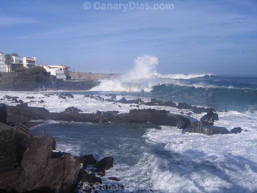 Big waves in Puerto de la Cruz