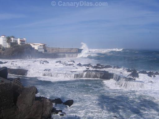 Big waves in Puerto de la Cruz