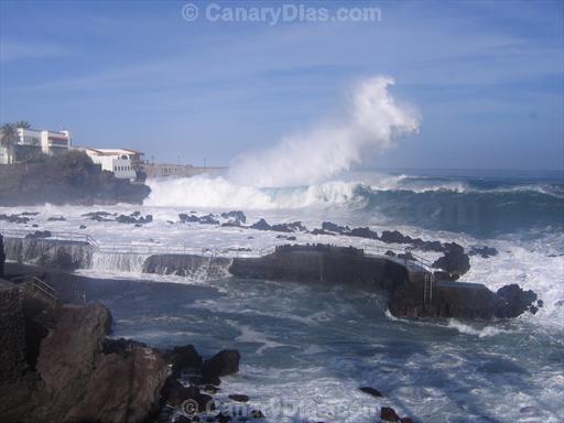 Big waves in Puerto de la Cruz