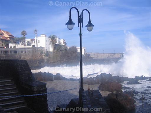 Big waves in Puerto de la Cruz